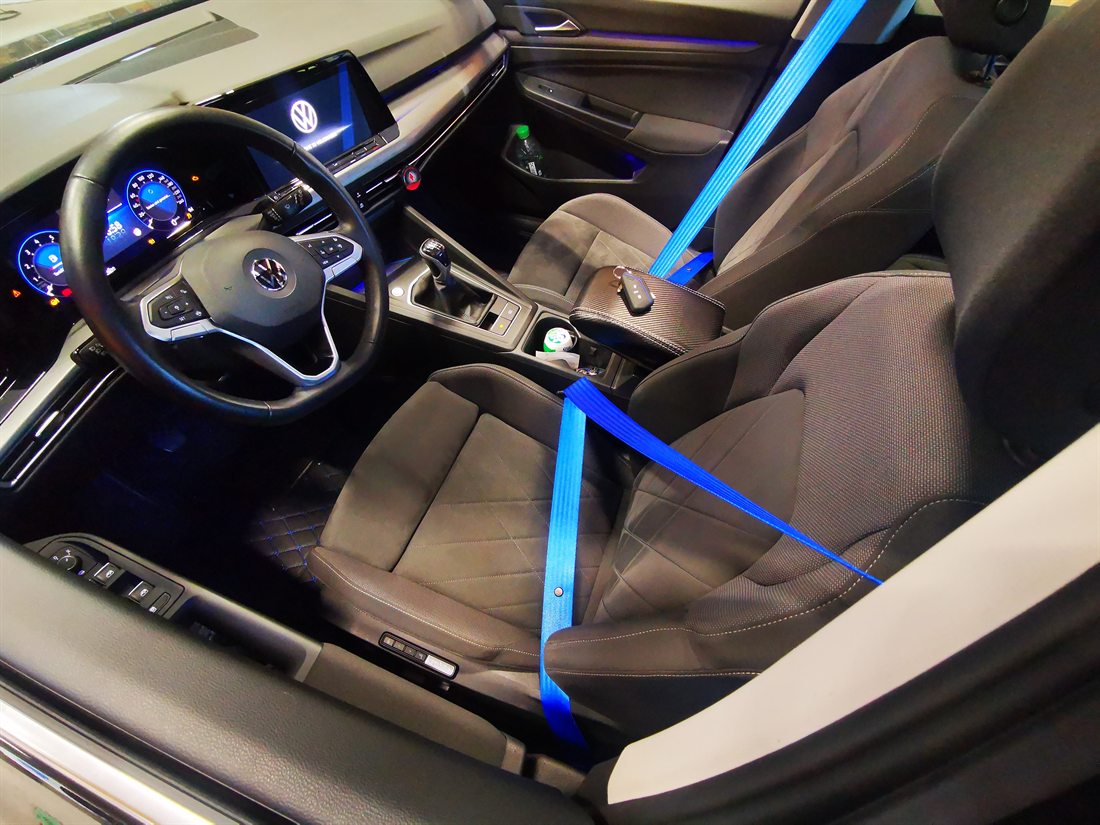 Verbautes Interieur mit Sicherheitsgurt-Detail aus der Autokorrektur-Manufaktur